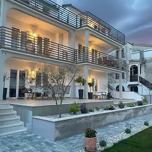 https://apartment-anita-3.in-istria.net